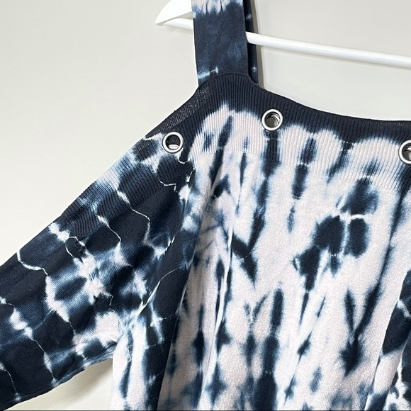 ROCK & REPUBLIC | Tie Dye Cold Shoulder Top | XS - Picture 3 of 5